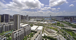 北部新區(qū)管委會(huì)相關(guān)負(fù)責(zé)人表示，15年來，北部新區(qū)從曾經(jīng)郊野荒地的“白紙”狀態(tài)，逐漸邁向重慶重要的現(xiàn)代服務(wù)業(yè)集聚區(qū)、智能制造集聚區(qū)、科技創(chuàng)新示范區(qū)和生態(tài)宜居首善區(qū)，以國家內(nèi)陸開放型經(jīng)濟(jì)示范區(qū)的姿態(tài)，“努力在全市發(fā)揮支撐和領(lǐng)頭羊作用”。